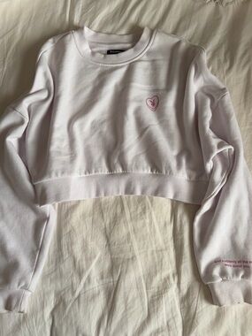 PLAYBOY Cropped Crewneck Sweatshirt - White with Pink Heart